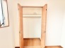 木目の温もりを感じる建具が心地よい空間を演出し日々の暮らしにそっと寄り添う落ち着いた収納スペース
