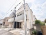 青空に映えるすっきりとした外観が心地よい穏やかな佇まい