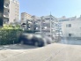 ゆとりある駐車スペースを確保した、日々のカーライフをスムーズに支える敷地空間。