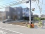開放感のあるすっきりとした更地で、新しい暮らしの構想が広がる心地よい空間です。