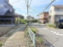 穏やかな時間が流れる落ち着いた住環境に寄り添う、ゆとりある道並みが広がります。