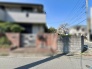青空が広がる穏やかな街並みに佇み、心地よい日常の時間を予感させる外観です。