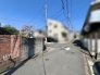 青空が広がり心地よい風が吹き抜ける閑静な住環境に佇む穏やかな景色