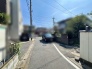 澄み渡る青空のもと、穏やかな時間が流れる落ち着いた佇まいの住環境が広がります。