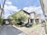 青空が広がる穏やかな街並みに佇み、心地よい日常を予感させる佇まいです。