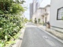 緑豊かな街並みに囲まれ、穏やかな空気が流れる閑静な住環境です。