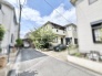 青空が広がる穏やかな街並みに佇み、心地よい日常を予感させる佇まいです。
