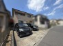 穏やかな青空の下に佇む、落ち着いた佇まいとゆとりを感じさせる住まい。