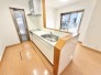 リビングで遊ぶお子様を見守りながらお料理ができる、対面キッチン。
