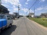 青空が広がり心地よい風を感じられる開放的な前面道路の風景