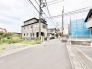 穏やかな空気が流れる閑静な住宅街に佇む、落ち着いた佇まいの住まいです。