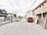 閑静な住宅街に馴染む落ち着いた街並みと、ゆとりある道路幅が心地よい空間です