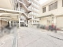 整然とした建物に囲まれた、穏やかで落ち着きのある敷地内の風景です。