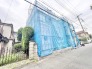 新しい暮らしの気配を感じさせながら静かに佇む建設中の現地景観