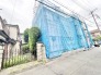 新しい物語が形づくられていく静かな街並みに佇む建築中の様子