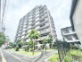 街並みに調和する洗練された佇まいが、穏やかな日常の始まりを予感させます。