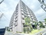街並みに馴染む落ち着いた佇まいと整えられた外観が心地よい暮らしを予感させます