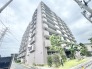 落ち着いた色合いの外壁と整えられた植栽が調和する、安心感のある佇まいです。