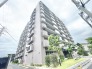 洗練された佇まいが街並みに溶け込む、落ち着きと安心感のある外観デザイン。
