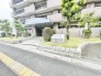 緑豊かな植栽と手入れの行き届いたタイル貼りが調和する落ち着いた佇まいのエントランス