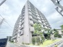 整然とした佇まいが街並みに溶け込む、安心感のある穏やかな外観デザインです。