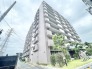 街並みに溶け込む洗練された佇まいが、穏やかで心地よい日常の始まりを予感させます。