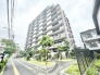 整然とした佇まいと豊かな植栽が調和する、心地よい日常を予感させる景観です。