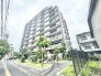 緑豊かな植栽と調和する、落ち着いた佇まいが魅力的な外観です