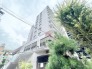 緑豊かな街並みに調和する、落ち着いた佇まいと気品を感じさせる外観デザイン。