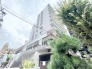 空に向かってすっきりと伸びる佇まいが街並みに心地よい存在感を放つ外観です。