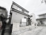 穏やかな街並みに溶け込む、落ち着いた佇まいを見せる外観です