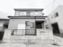 落ち着いた佇まいが街並みに溶け込む、穏やかな日常を予感させる住まいです。
