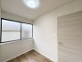 淡い色合いの木目調建具とすっきりとした内装が調和する落ち着いた空間