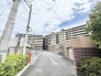 青空の広がる開放的なロケーションに佇む、落ち着いた雰囲気をまとう住まい