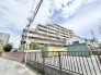 青空を背景に堂々と佇むフォルムが、街並みに洗練された存在感を放ちます。