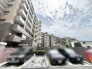青空の下で堂々とした佇まいを見せる、落ち着いた色合いの住まいです。