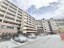 青空に映える堂々とした佇まいが毎日の暮らしに誇りと安心をもたらす外観風景