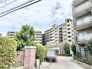 緑豊かな植栽と整えられた外構が、訪れる人を穏やかに迎え入れる落ち着いた佇まい。