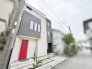 洗練された外観デザインに鮮やかなアクセントが映える、心地よい佇まいの住まい。