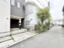 落ち着いた街並みに溶け込む洗練された佇まいと心地よい開放感のある空間
