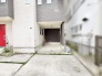 住まいの表情を引き締めるスタイリッシュな外観とゆとりある駐車スペースが調和する心地よい佇まい
