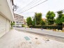 整然とした街並みに寄り添う、穏やかな時間が流れる開放的なロケーション