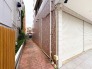 建物に沿って伸びるアプローチが日常へと静かに誘う落ち着いた佇まい