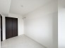 白を基調としたすっきりとした空間に濃色建具が映える落ち着きのある佇まいです。