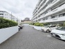 整然と区画された敷地内に穏やかな空気が流れるゆとりある住まいへのアプローチ