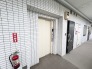 落ち着いた色合いで統一された、清潔感のある共用廊下です。