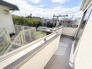 開放的な空が広がり、心地よい風と穏やかな時間が流れるバルコニー空間