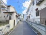 青空が広がり穏やかな時間が流れる落ち着いた住宅街の一角