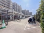 すっきりと整えられた敷地内に心地よい開放感が広がる日常の風景です