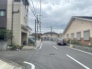 穏やかな空気が流れる閑静な住宅街に佇み、日々の暮らしにしっくりとなじむ落ち着いた住環境が広がります。